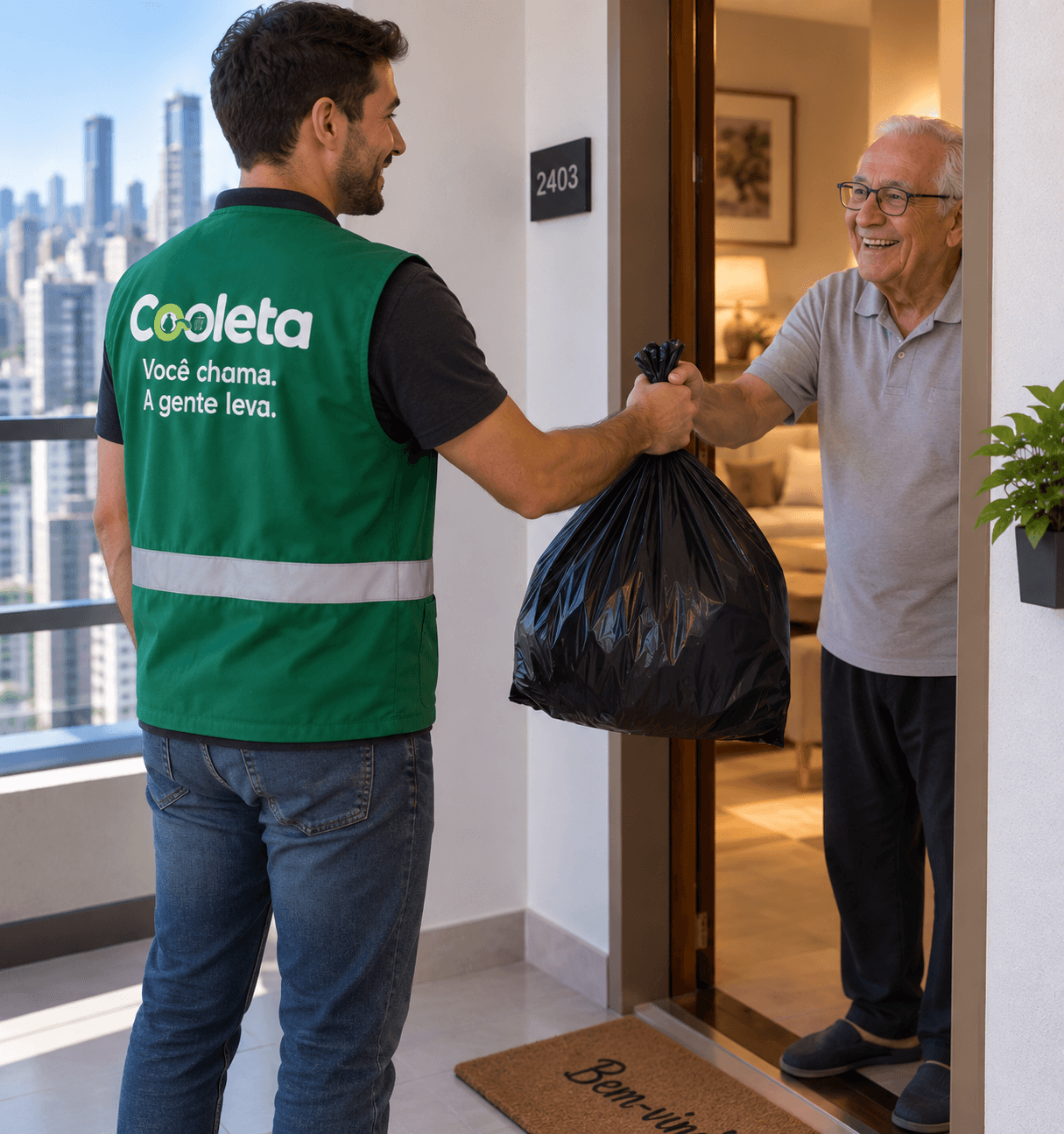 Um Cooletor identificado com colete verde entrega um saco de lixo retirado na porta de um morador